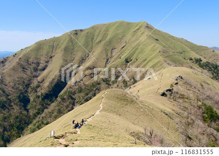 吊尾根から望む次郎笈 116831555