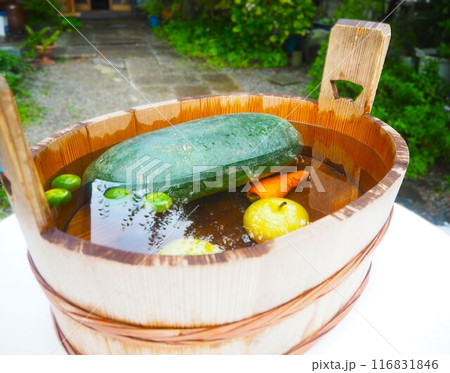 桶で冷やしている野菜 116831846