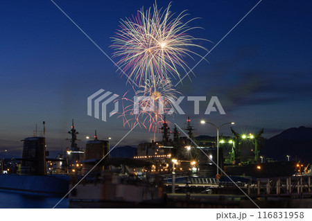 艦艇をシルエットに上がる呉の花火 艦艇をシルエットに上がる呉の花火 116831958