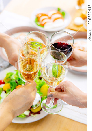 乾杯をする手元 乾杯をする手元 116832438