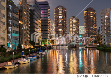 《東京都》ベイエリアのタワーマンション夜景 116833825