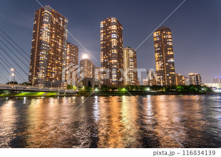 《東京都》ベイエリアに建つタワーマンションの夜景 《東京都》ベイエリアに建つタワーマンションの夜景 116834139