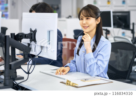 デスクワークする若いビジネスウーマン デスクワークする若いビジネスウーマン 116834310