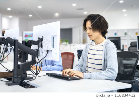 オフィスで働く私服の若いエンジニア 116834412
