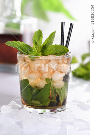 Refreshing mint julep cocktail 116836354