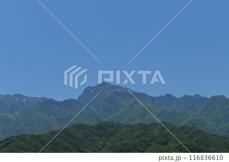 北杜市長坂町から見る、皐月の空と南アルプス甲斐駒ケ岳 116836610