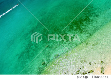 沖縄　瀬底大橋から見た瀬底島の美しい海 116836834