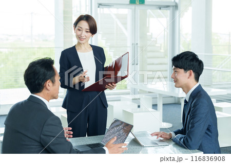 ビジネスパーソン　プレゼン　ミーティング 116836908
