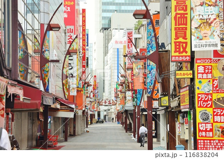 朝の上中商店街 116838204