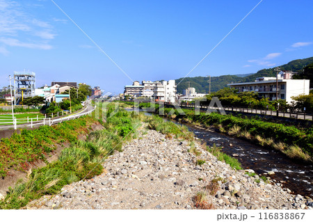 金山橋/土肥山川より下流/土肥温泉街方面を望む(静岡県伊豆市)【2024.7】 金山橋/土肥山川より下流/土肥温泉街方面を望む(静岡県伊豆市)【2024.7】 116838867