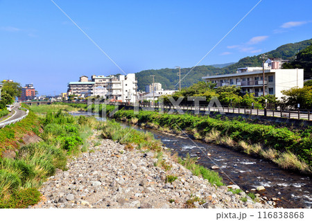金山橋/土肥山川より下流/土肥温泉街方面を望む(静岡県伊豆市)【2024.7】 金山橋/土肥山川より下流/土肥温泉街方面を望む(静岡県伊豆市)【2024.7】 116838868