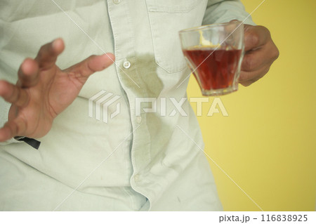 men hands with spilled coffee over his shirt 116838925