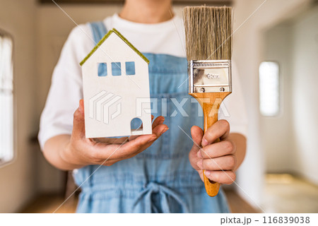 家と女性 116839038