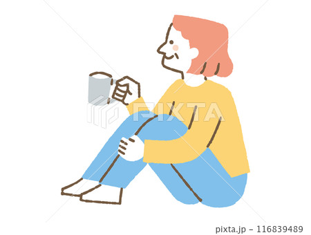 座ってコーヒーを飲んでいる高齢女性_色 116839489