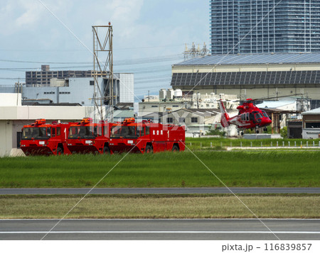 八尾空港を飛び立つ消防ヘリと空港用化学消防車 八尾空港を飛び立つ消防ヘリと空港用化学消防車 116839857