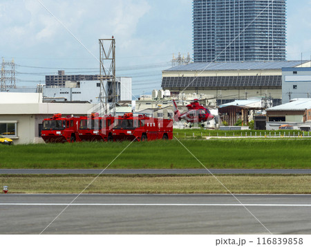 八尾空港を飛び立つ消防ヘリと空港用化学消防車 116839858