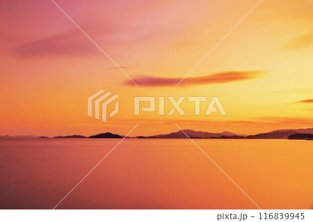 瀬戸内海と夕焼けに染まる空 116839945