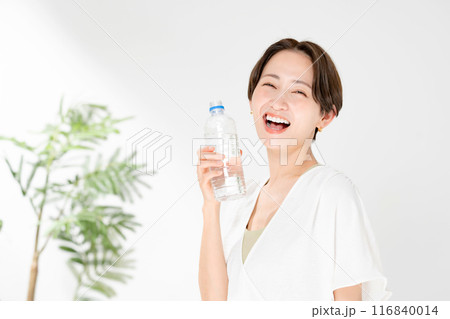 水を飲む女性 116840014