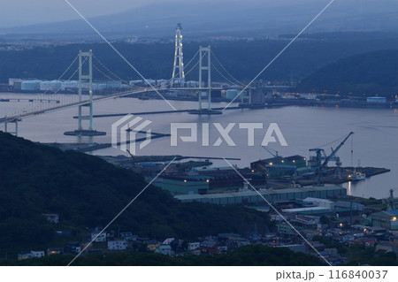 測量山展望台から眺める日没前の白鳥大橋と室蘭港の風景 116840037