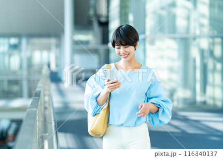 スマホを操作する若い女性。 116840137