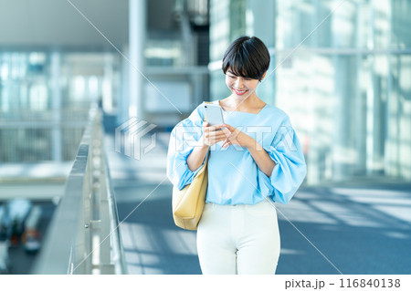 スマホを操作する若い女性。 116840138