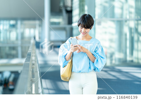スマホを操作する若い女性。 スマホを操作する若い女性。 116840139