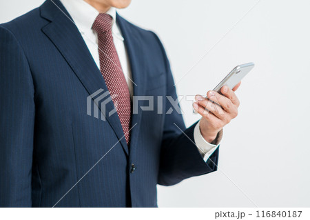 スマホを操作するビジネスマン(パーツ) スマホを操作するビジネスマン(パーツ) 116840187