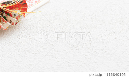 白背景に正月飾り シンプルな和風背景素材 白背景に正月飾り シンプルな和風背景素材 116840193
