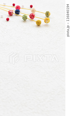 白背景に正月飾り シンプルな和風背景素材 白背景に正月飾り シンプルな和風背景素材 116840194