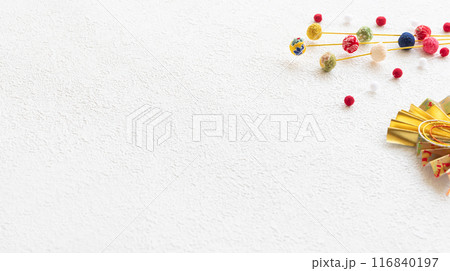 白背景に正月飾り　シンプルな和風背景素材 116840197