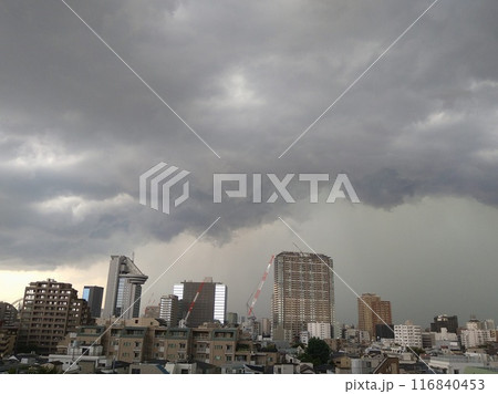 ゲリラ豪雨直前の空 116840453