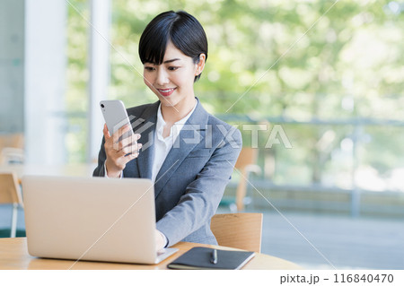 カフェで仕事をする若い女性。 116840470