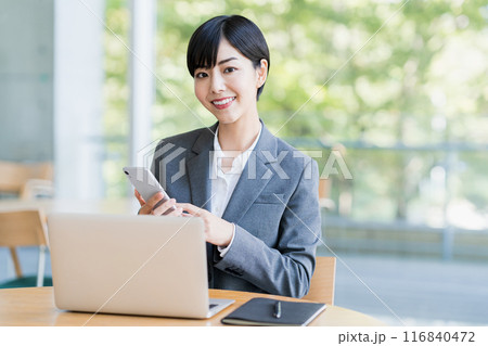 カフェで仕事をする若い女性。 116840472