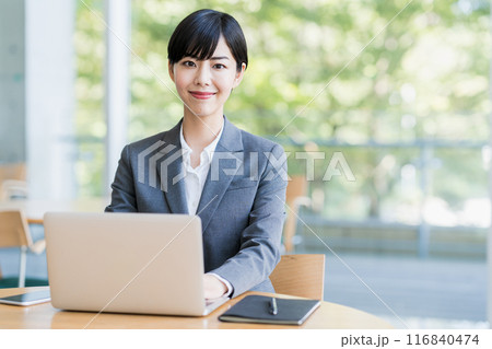 カフェで仕事をする若い女性。 116840474