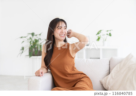 部屋でリラックスする若い女性 部屋でリラックスする若い女性 116840785