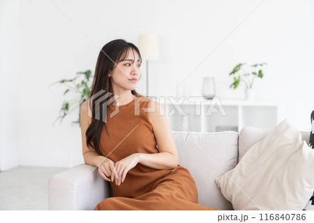 部屋でリラックスする若い女性 部屋でリラックスする若い女性 116840786