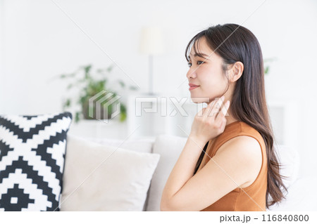 部屋でリラックスする若い女性 部屋でリラックスする若い女性 116840800