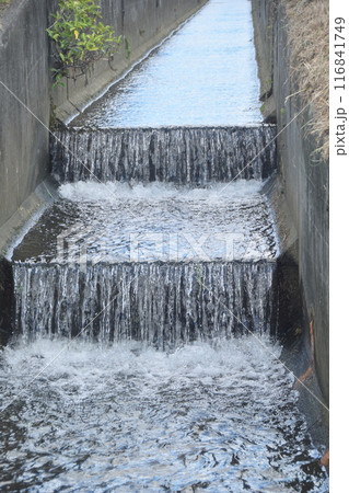涼し気な用水路の流れ 116841749