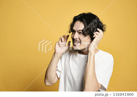 カラーバックで音楽を聴く男性 116841900