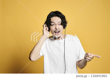 カラーバックで音楽を聴く男性 116841902