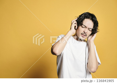 カラーバックで音楽を聴く男性 116841905