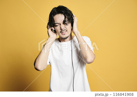カラーバックで音楽を聴く男性 カラーバックで音楽を聴く男性 116841908
