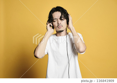 カラーバックで音楽を聴く男性 カラーバックで音楽を聴く男性 116841909