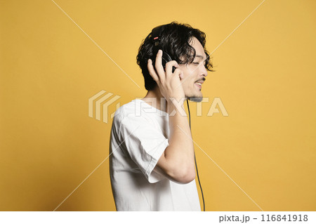 カラーバックで音楽を聴く男性 116841918