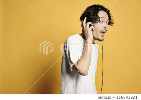 カラーバックで音楽を聴く男性 116841921