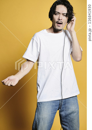 カラーバックで音楽を聴く男性 カラーバックで音楽を聴く男性 116841930