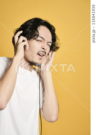 カラーバックで音楽を聴く男性 116841938