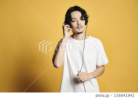 カラーバックで音楽を聴く男性 116841942