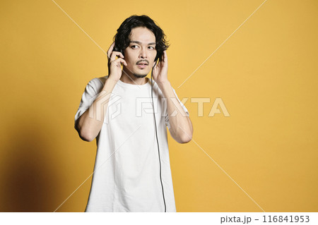 カラーバックで音楽を聴く男性 カラーバックで音楽を聴く男性 116841953