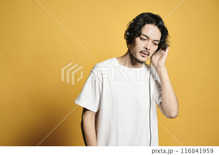 カラーバックで音楽を聴く男性 カラーバックで音楽を聴く男性 116841959